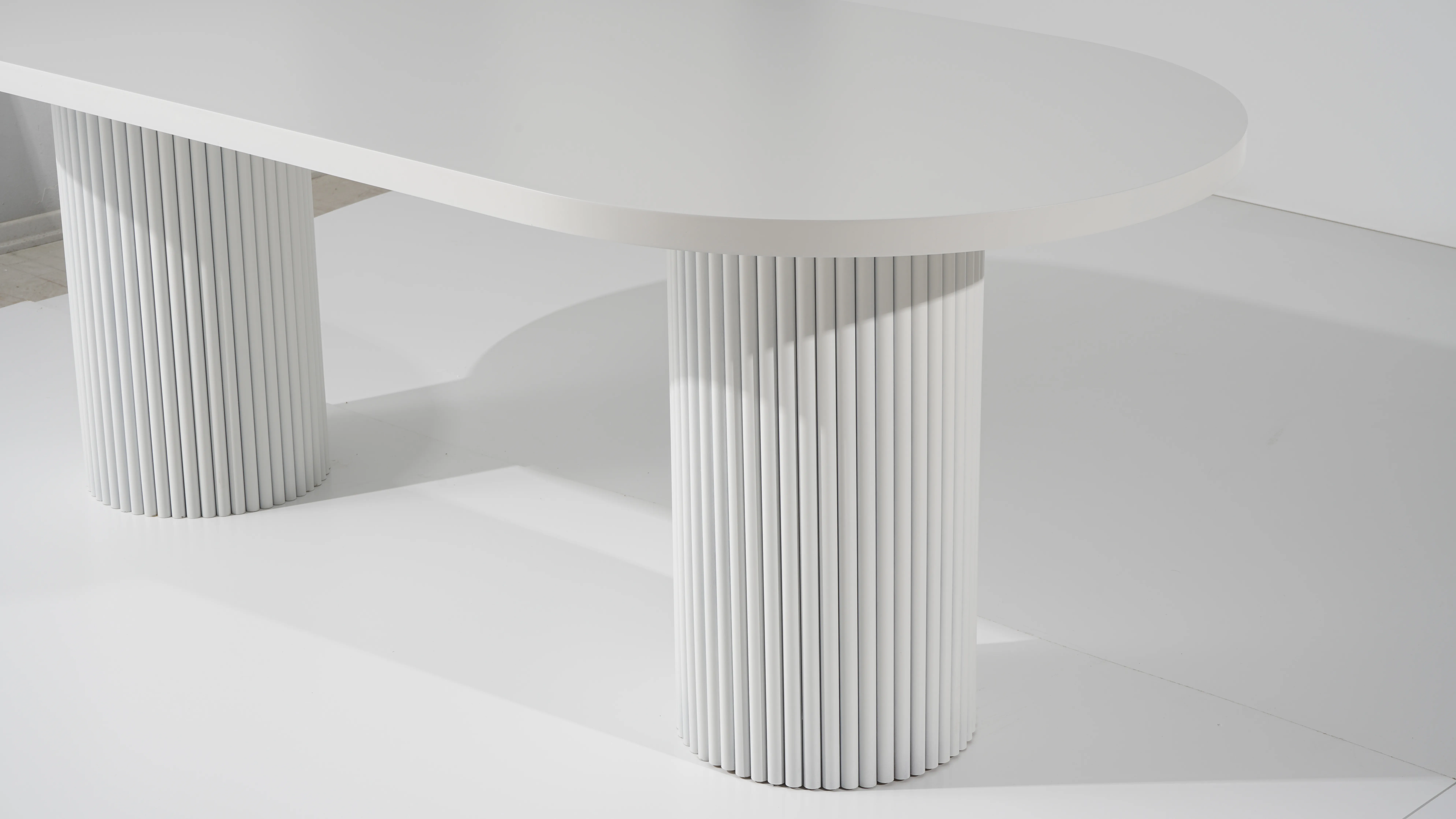 Bàn ăn bầu dục chân trụ nan sọc