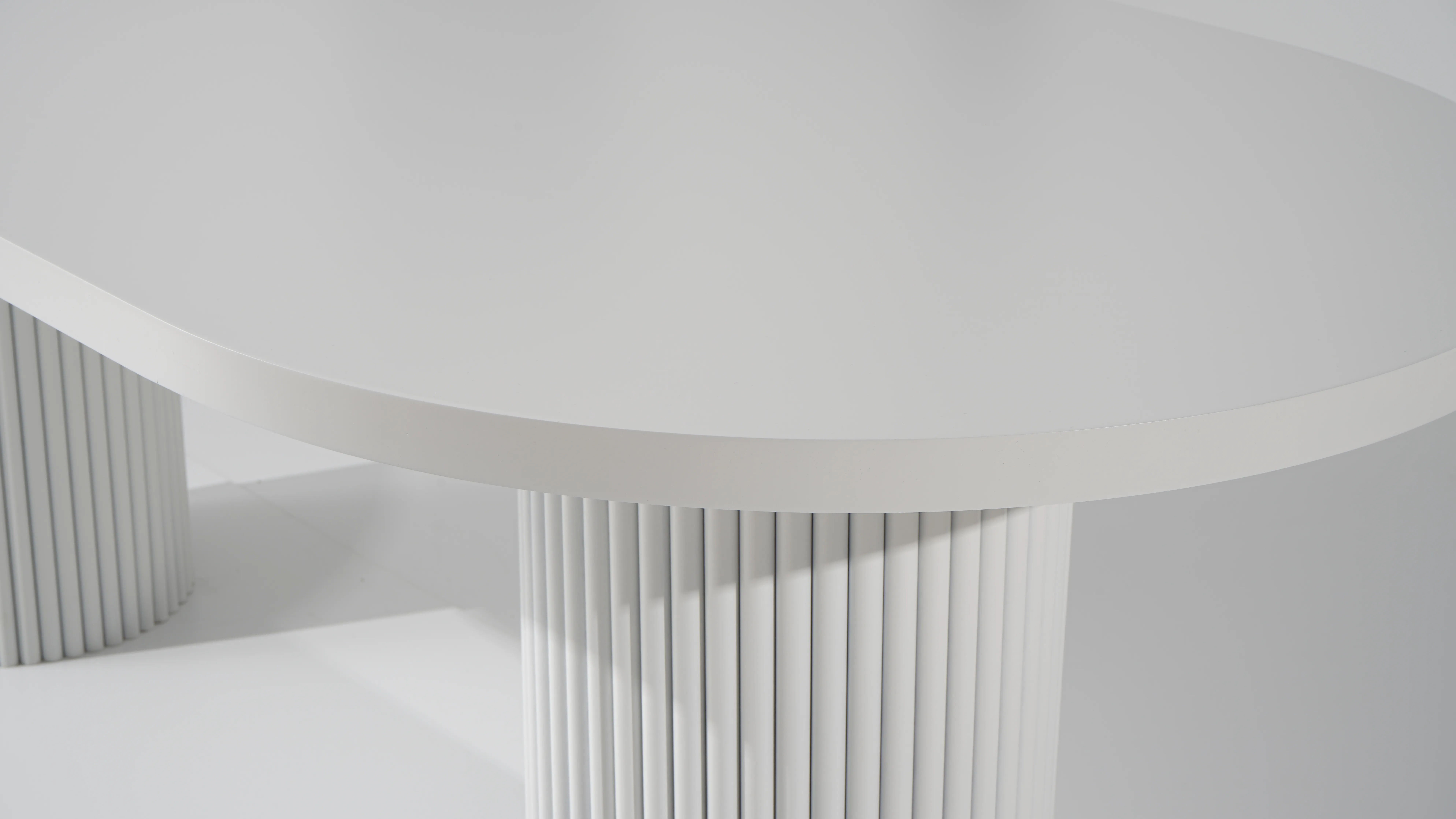 Bàn ăn bầu dục chân trụ nan sọc